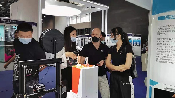 展會現(xiàn)場|洋明達3D打印機精彩亮相廣州電子展,助力中國智造業(yè)(圖4) 展會現(xiàn)場|洋明達3D打印機精彩亮相廣州電子展,助力中國智造業(yè)(圖4)